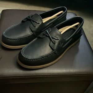 Brand new Sperry boat shoes with gum bottom.